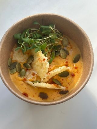 Гарбузовий крем - суп із копченню куркою та пармезановими чіпсами