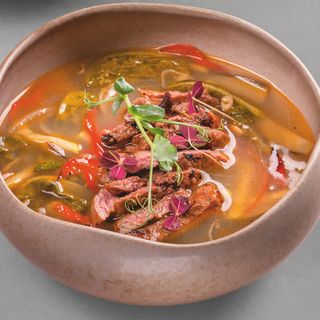 Суп с телятиной, щавелем и припущенными овощами (280 гр.)