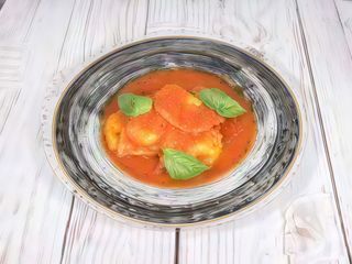Ravioli di ricotta con pomodoro e basilico