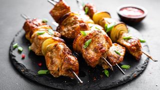 Pileći ražnjići, pomfrit,luk ili  ajvar i lepinja