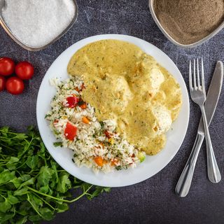 Pileće ćufte u kari sosu sa prilogom