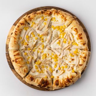 Пицца со сливочным соусом и курицей