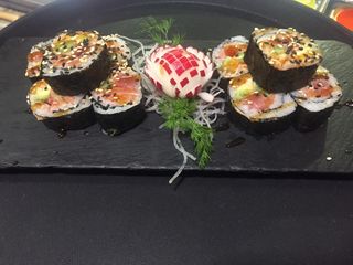 63. Futomaki de salmón y atún (10 Pzs.)