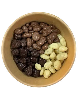 Mix de fruta con chocolate negro, con leche y blanco.