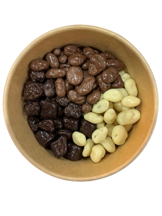 Mix de fruta con chocolate negro, con leche y blanco.