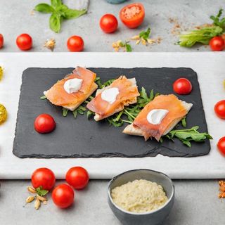 Bruskete dimljeni losos sa kremom od limuna