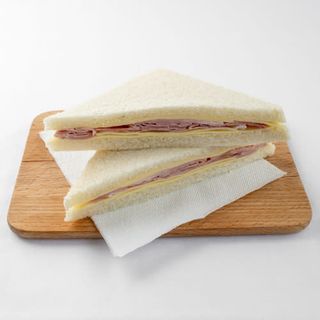 Tramezzino con prosciutto cotto e gruviera