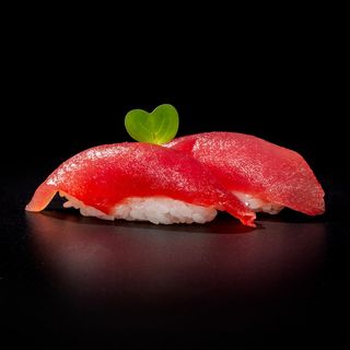 W144 Nigiri Atún (2 Uds.)