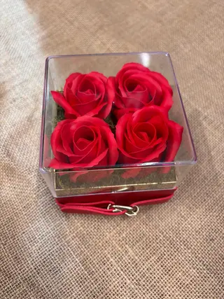 Caixa com Tampa de Acrílico e 4 Rosas