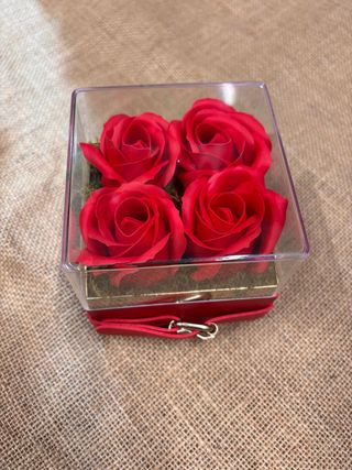 Caixa com Tampa de Acrílico e 4 Rosas