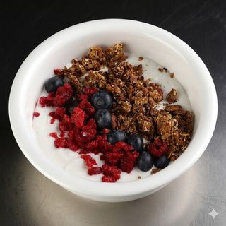 გრანოლა იოგურტითა და ხილით (ბანანი/კენკრა)