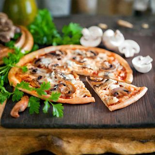 Пицца с курицей и грибами