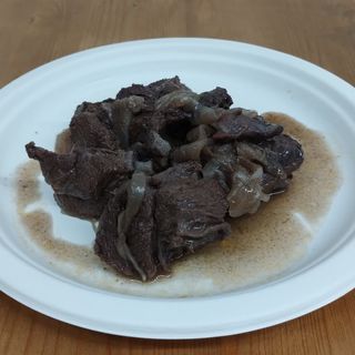 Cervo stufato con cipolla rossa e polenta.