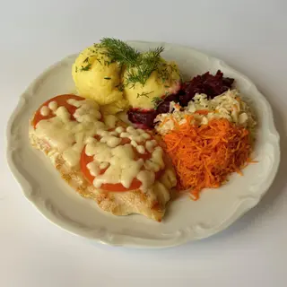 Grillowany filet z kurczaka z pomidorem, zapieczony z serem