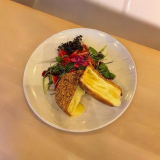 Camembert cu ananas în crustă de nucă și salată