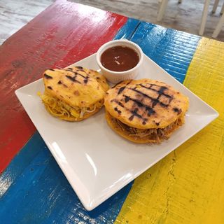 AREPA  DE MAIZ BLANCO RELLENA 