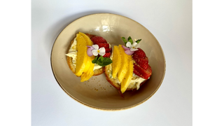 Tostowany pączek z mascarpone, pistacją i owocami sezonowymi