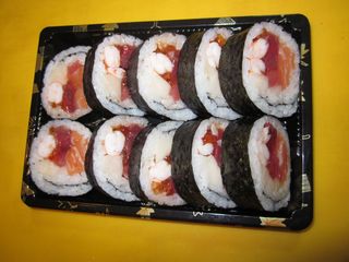 62-Futomaki Atún, Salmón, Gambas, Ikura y Pez Mantequilla (10 Pzs.)