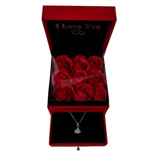 Cutie cu trandafiri rosii si colier 