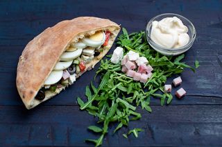 Chifla cu salata bulgareasca