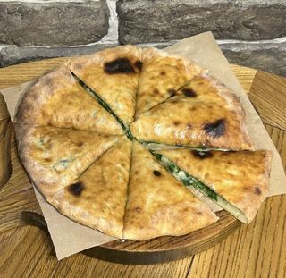 Осетинський хачапурі з зеленню та сиром (400г)