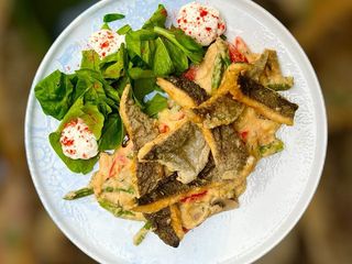 Смажена форель на вершкових овочах в картопляному соусі (380g)