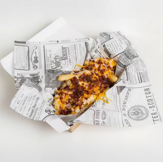 Patatas rancheras con bacon y mix de quesos