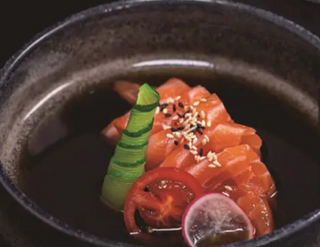 Carpaccio di salmone con pepe rosa