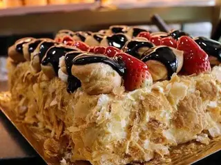 Bolo da Casa c/ Morangos e Profiteroles