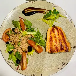 Salmón a la plancha con ensalada