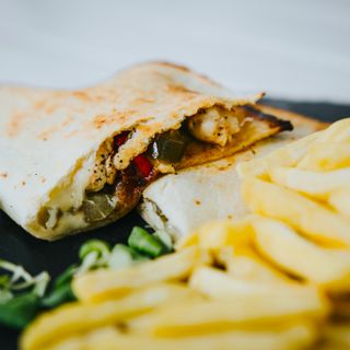 Quesadilla picantă cu piept de pui și bacon 