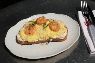 ტოსტი კრევეტით და სქრემბლით