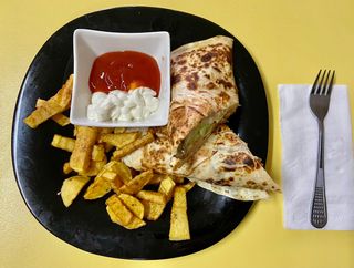 Тортила ''Скай'' с пържени картофи (400г)