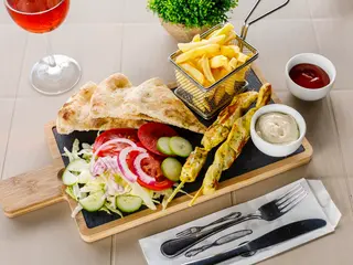 Souvlaki frigarui pui