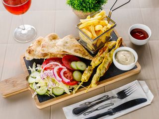 Souvlaki frigarui pui