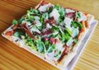 PIZZA SERRANO RUCULA PARMESANO