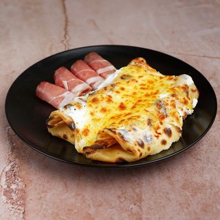 Palačinka sa kačkavaljem, pršutom i pavlakom