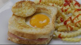 Sándwich Con Jamón York Y Huevo Frito