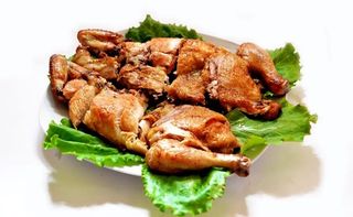 შემწვარი წიწილა ტყემლის. სოუსში