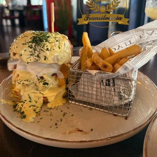 Gourmand Benedict Burger cu cartofi fry'n dip