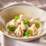 პატარა ხინკლები ქათმით ბაჟეს სოუსში 