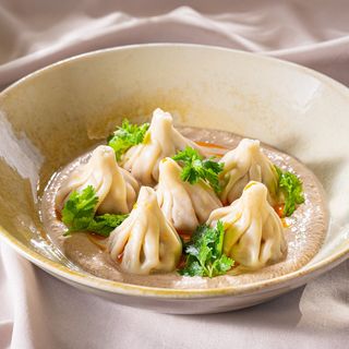 პატარა ხინკლები ქათმით ბაჟეს სოუსში 