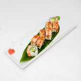 Salmón tataki roll