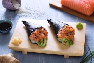 Temaki al salmone e avocado - 1 pezzo