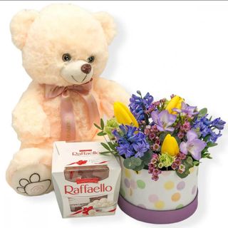 Cutie cu flori de primavara urs de plus si bomboane
