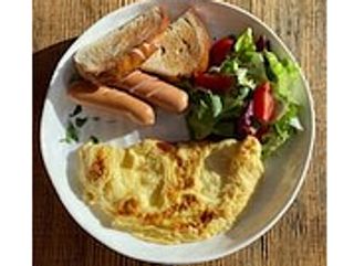 Омлет з сосисками та міксом салату (250g)