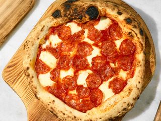 Піца з пікантною салямі та моцарелою (420г)