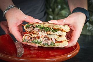 Pizza sandwich con salsiccia