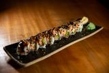 Uramaki de anguila con salmon crujiente, aguacate y salsa teriyaki (8uds) 