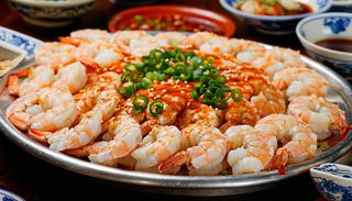 37. Krewetki tańczące na gorącym półmisku